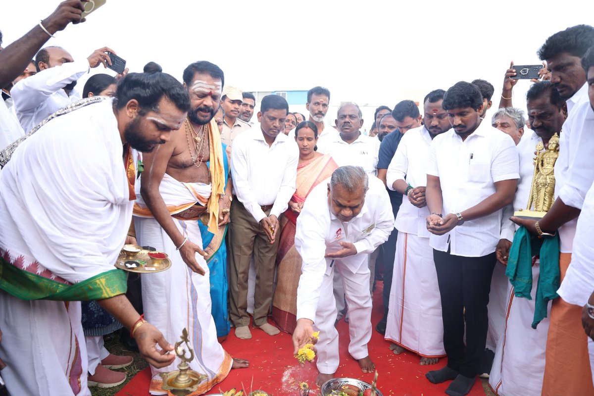 OfficeOfNAnand's tweet photo. மாண்���ுமிகு தமிழ்நாடு முதலமைச்சர் @CMOTamilnadu அவர்களின் உத்தரவின்படி,

இன்று (17.08.2026) திங்கட்கிழமை,

வளர்ச்சியடைந்த பாரதம் – கிராம வேலை உறுதி மற்றும் வாழ்வாதாரத் திட்டத்தின் (VB-GRAMG) கீழ், தமிழ்நாட்டில் ஊரக வளர்ச்சி மற்றும் ஊராட்சித் துறையின் கட்டுப்பாட்டில் உள்ள 10,185 வரத்துக் கால்வாய்கள் மற்றும் 809 ஏரிகள், குளங்கள் மற்றும் ஊரணிகள், ரூ.500 கோடி மதிப்பீட்டில் புனரமைக்கும் பணிகள் தொடங்க��்பட உள்ளன.

மழைநீரை முறையாக சேமித்து, நீர்நிலைகளின் கொள்ளளவை அதிகரிப்பதுடன், நிலத்தடி நீர்மட்டத்தை உயர்த்தவும், விவசாயம் மற்றும் குடிநீர் தேவைகளுக்கு நீர்வளத்தை பாதுகாக்கவும் இப்புனரமைப்புப் பணிகள் முக்கிய பங்காற்றும்.

இதன் ஒரு பகுதியாக, மாண்புமிகு ஊரக வளர்ச்சி மற்றும் நீர்வளத்துறை அமைச்சர் திரு.N.@BussyAnand , MLA அவர்கள், செங்கல்பட்டு மாவட்டம், காட்டாங்குளத்தூர் ஊராட்சி ஒன்றியம��, நெடுங்குன்றம் ஊராட்சியில் உள்ள புத்தூர் கிராம ஏரி வரத்துக் கால்வாயில் ரூ.3.19 கோடி மதிப்பீட்டிலான புனரமைப்புப் பணிகளை தொடங்கி வைத்தார்.

தமிழ்நாட்டின் ஊரகப் பகுதிகளில் நீர்நிலைகளை பாதுகாத்து, நீர்வளத்தை மேம்படுத்தி, விவசாயிகளின் வாழ்வாதாரத்தை உறுதி செய்யும் வகையில் இத்திட்டம் செயல்படுத்தப்பட உள்ளது.

இந்நிகழ்வில் மாண்புமிகு மனிதவள மேலாண்மை துறை அமைச்சர் திரு.டி.சரத்கும��ர் அவர்கள், செங்கல்பட்டு மாவட்ட ஆட்சியர் திரு.டாக்டர் எம். வீரப்பன், இ.ஆ.ப அவர்கள், மாண்புமிகு செங்கல்பட்டு சட்டமன்ற உறுப்பினர் திரு.எஸ்.தியாகராஜன் அவர்கள், திருப்போரூர் சட்டமன்ற உறுப்பினர் திரு.B.விஜயராஜ் அவர்கள், ஊராட்சித் துறை ஆணையர் திருமதி. வி.அமுதவல்லி, இ.ஆ.ப.,அவர்கள் மற்றும் துறை சார்ந்த பிற அதிகாரிகள் உடன் இருந்தனர். 

#100DaysofTVKGovt