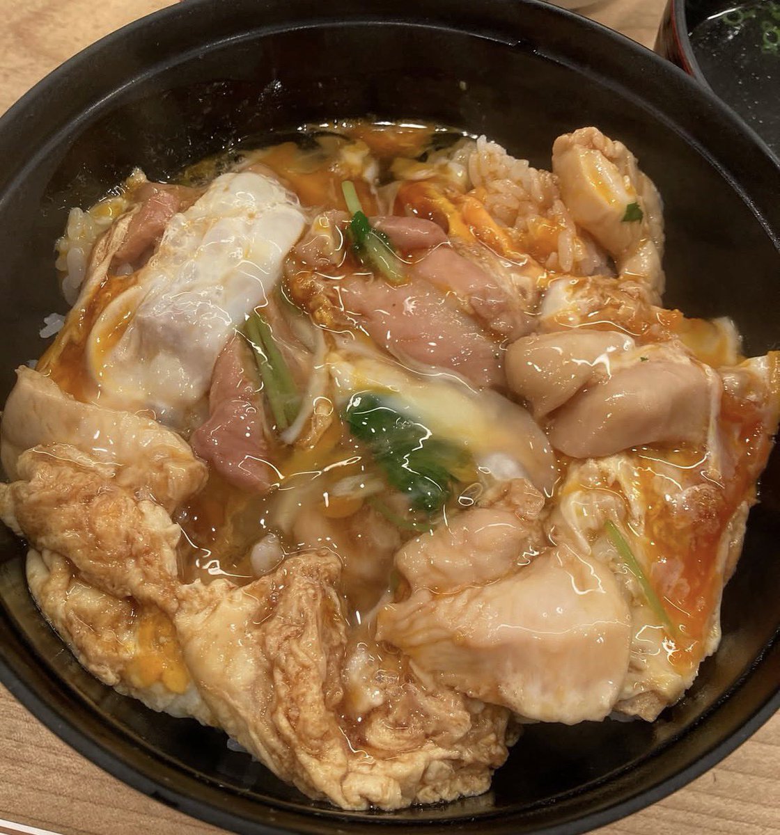 donbriniki0124's tweet photo. 末広町にある最高の親子丼が食べられる店
鶏だしの旨味がしっかり感じられて、
かなりレベル高い。
塩分でごまかす感じはなく上質な一杯🔥 https://t.co/YDKCPZKDJy
