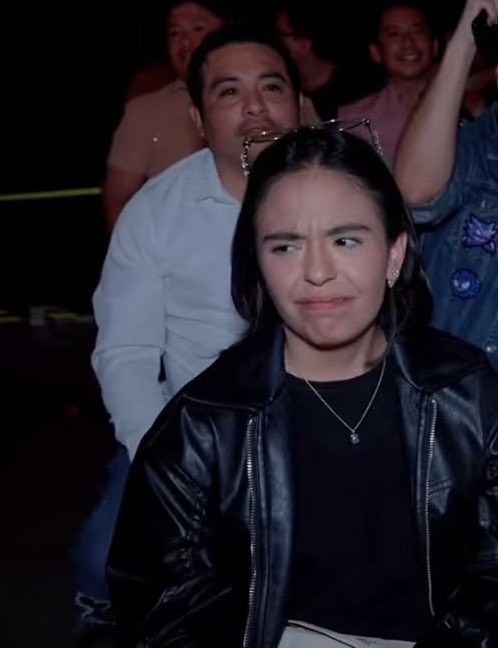 JohnRedevilek's tweet photo. Yo no sé cómo Liza Zan Zumba se prestó a semejante nacada para dar el momento más cringe de la final.
Defendiendo a las NyE del acosador de Pepe N y Teo https://t.co/558YjwQWHv