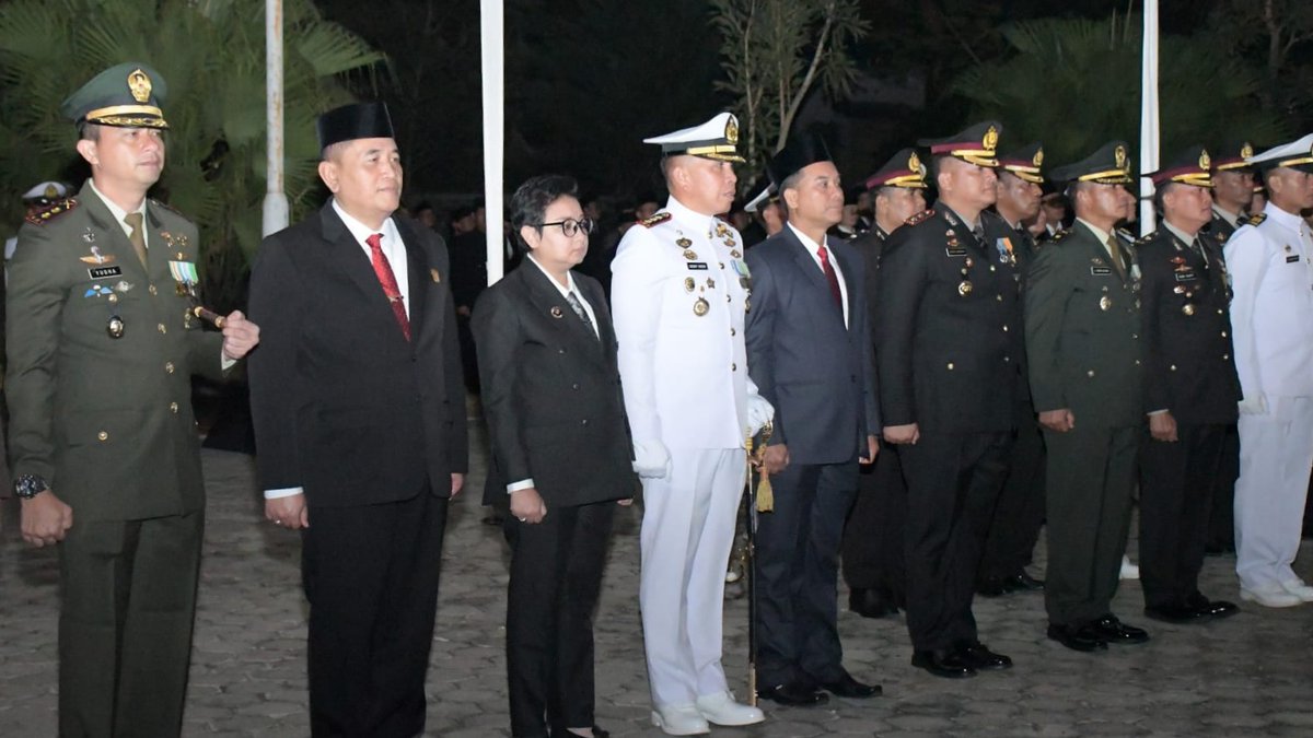 pendim0703clp's tweet photo. Dandim 0703/Cilacap Ikuti Apel Kehormatan Dan Renungan Suci di TMP Surengrono https://t.co/NF105FJYaE