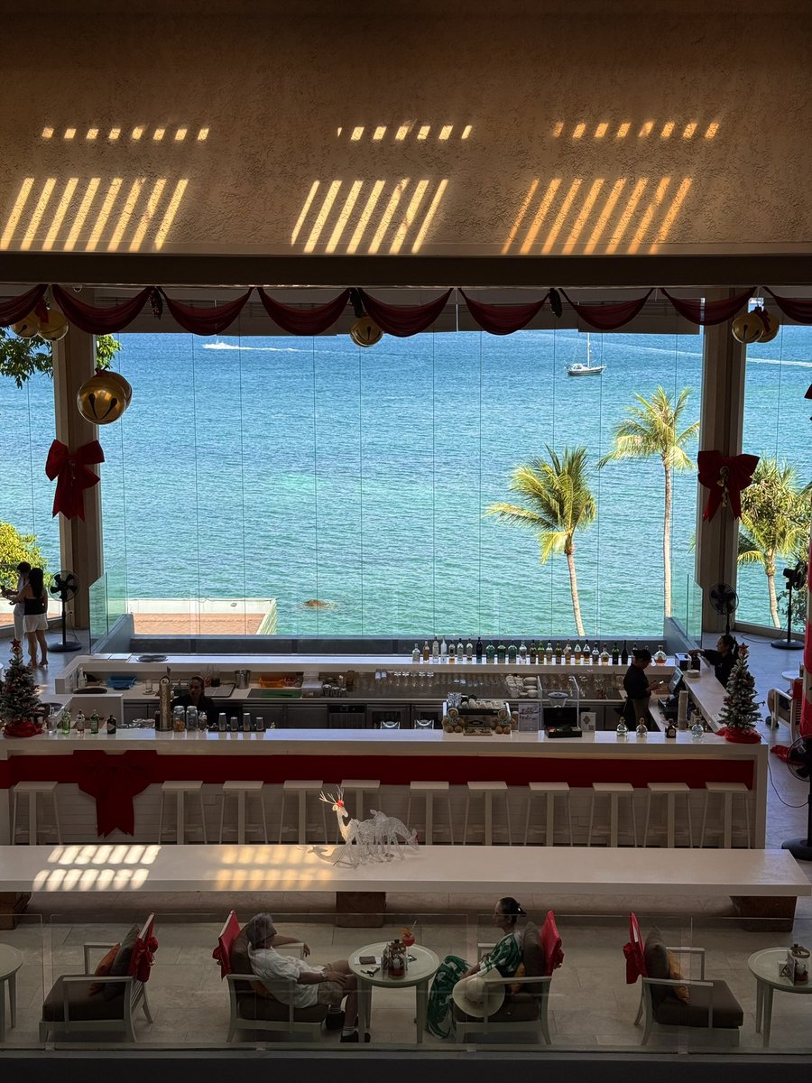 sfkkfs_'s tweet photo. ถ้าใครไปภูเก็ตช่วงซัมเมอร์ แนะนำคาเฟ่และบาร์ที่อยู่ในโรงแรม Amari Phuket  วิวทะเลโคตรสวย 🌊🍸เห็นด้วยตาเนื้อ สวยกว่าเห็นในภาพ 5000% https://t.co/VY6Dcp3tRS