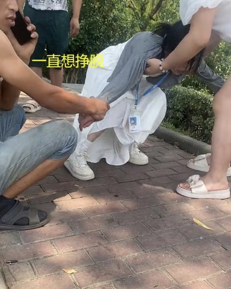 bareyibra's tweet photo. When I fumbled with my broken wallet on the busy street, a stranger stopped to help me count change—no rush, no extra words. Small kindnesses that make days bright. https://t.co/iNeznBNbOz