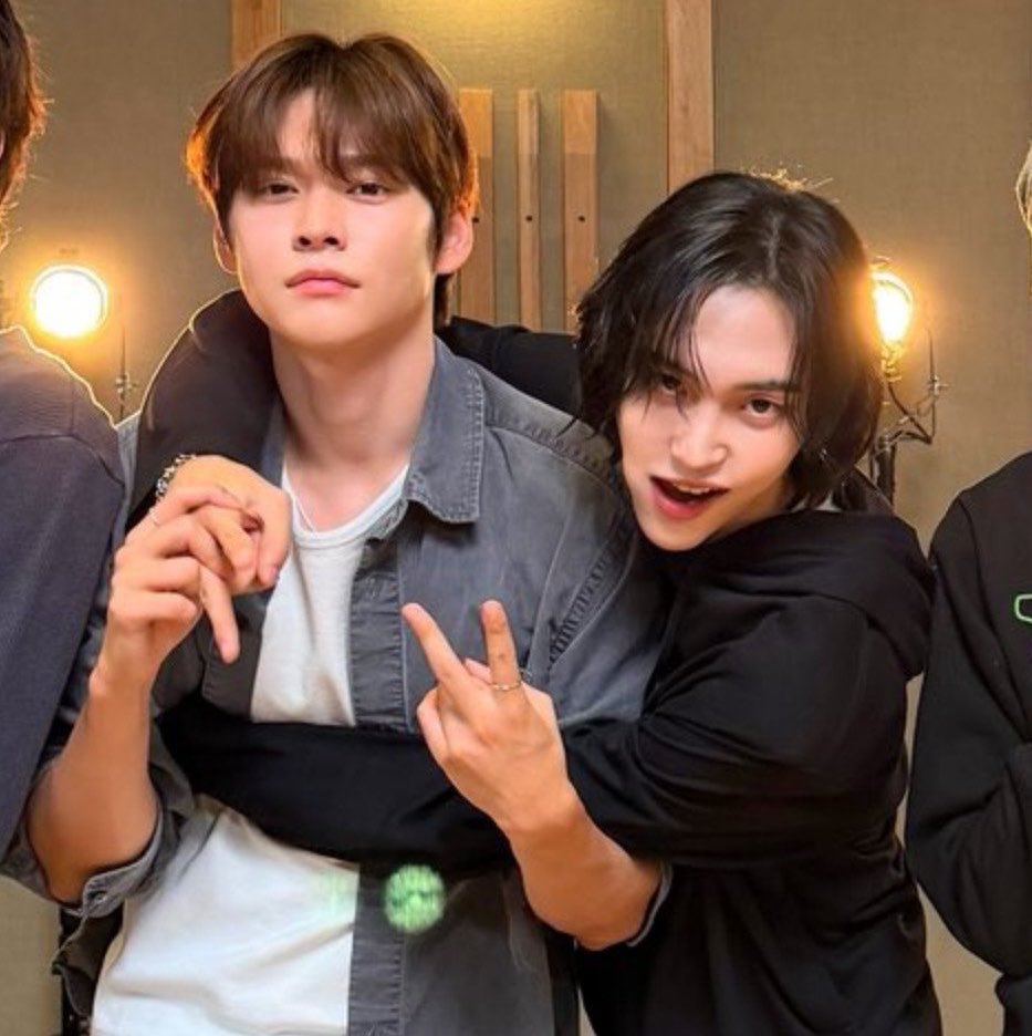 madgurlclub's tweet photo. มันเขินตรงไหนรุ้มั้ย บิกอดคอพี่หินไม่พอ พี่หินมาจับมือน้องอีก อิจฉาคนแอบคบกันในวง อิจฉาคนมีแฟนเว้ยยยย https://t.co/k6oOgCFGCc