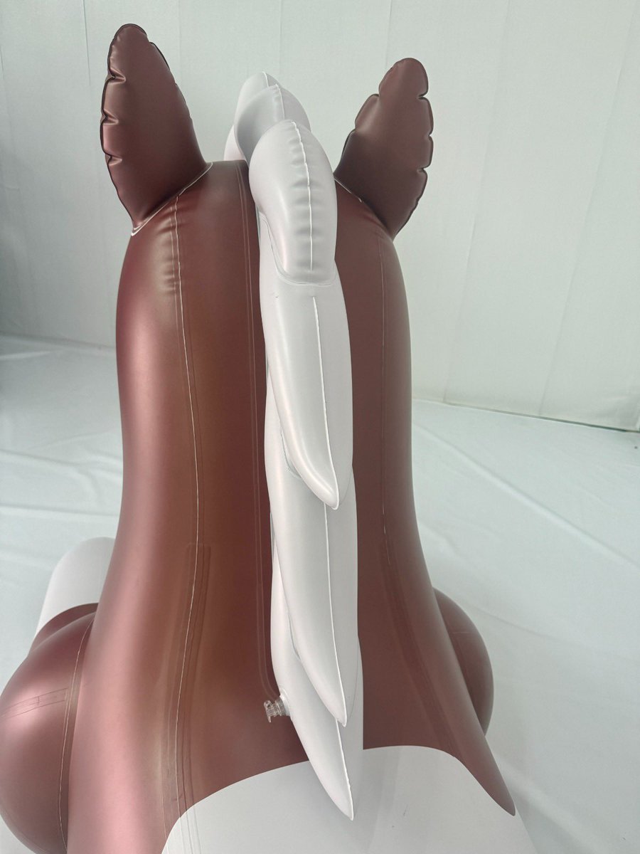 JetCreations's tweet photo. Details make the difference. 🐴✨
A beautifully layered mane + our very own SqueakClub by Jet Creations® logo.
#SqueakClub #JetCreations #InflatableHorse #AttentionToDetail #InflatableArt https://t.co/HeT4VRpgTn