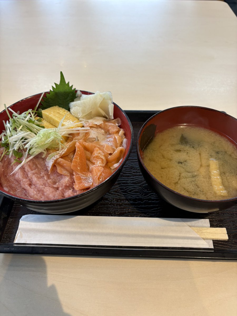 warabimoti1130's tweet photo. 田舎道を5キロ歩いた先で食べる海鮮丼まじ最高 https://t.co/fX3CjvXTqA