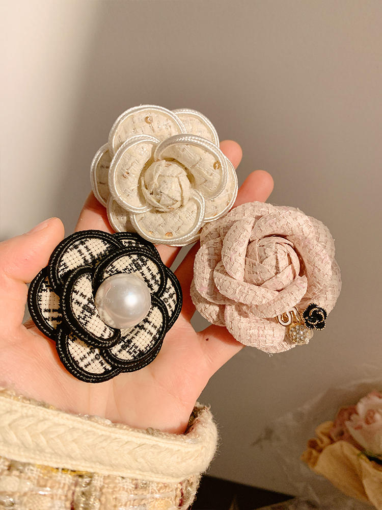 Immanuval2's tweet photo. Just finished making this knitted flower brooch ! Perfect for dressing up jackets or bags, super soft and only took 2 hours to make. Love how cute DIY crafts turn out!， https://t.co/2M8JBAW452