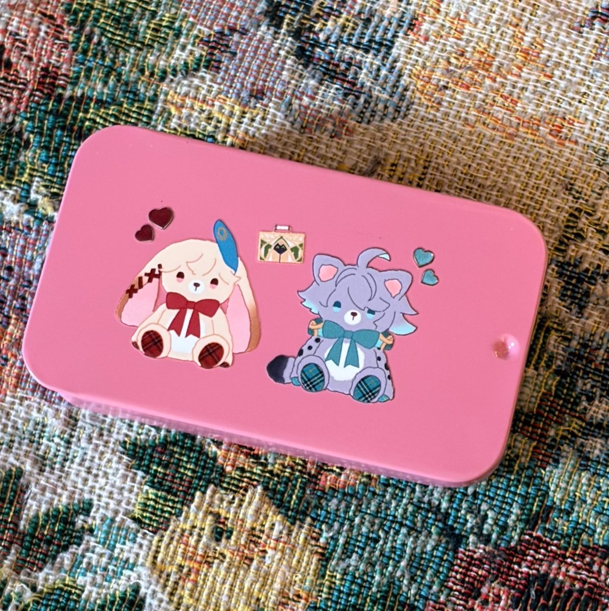 turn2DBT's tweet photo. 【新作グッズのお知らせ】
8/23インテで頒布するカヴェアルテディ風イラストミニ缶の実物が届きました！
絵柄のところがちょっとぷっくりしててかわいい！
お薬や小物が入れられるサイズです💊

イベント終了後残部を通販させていただく予定です！よろしくお願いします🙇‍♀️ https://t.co/4wuOGibZMF