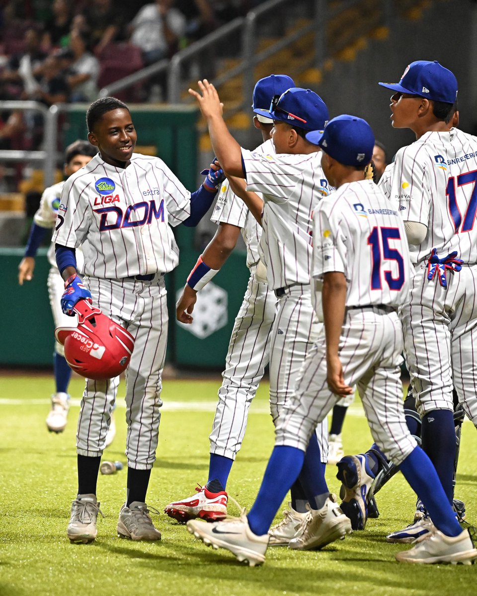 LIDOMRD's tweet photo. Nuestros muchachos dejándolo todo en el terreno y poniéndole el corazón en cada jugada. 🇩🇴❤️⚾️
#SDCKids #LIDOM https://t.co/7fbNhDZpJt