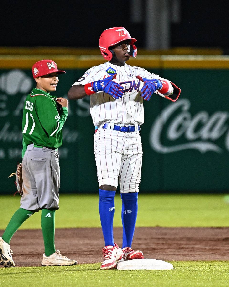 LIDOMRD's tweet photo. Nuestros muchachos dejándolo todo en el terreno y poniéndole el corazón en cada jugada. 🇩🇴❤️⚾️
#SDCKids #LIDOM https://t.co/7fbNhDZpJt