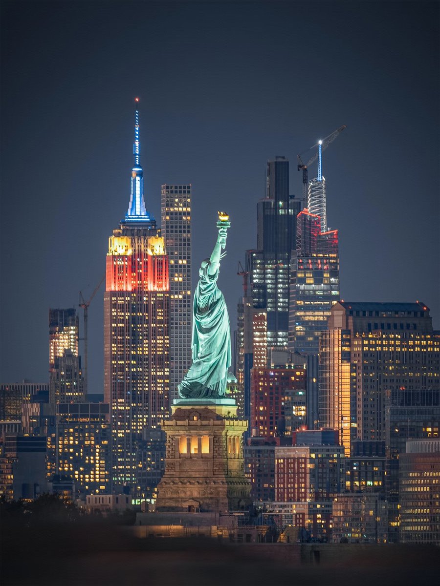 AUSAeducation's tweet photo. The night view of New York is captivating. https://t.co/rwTj4CByQU