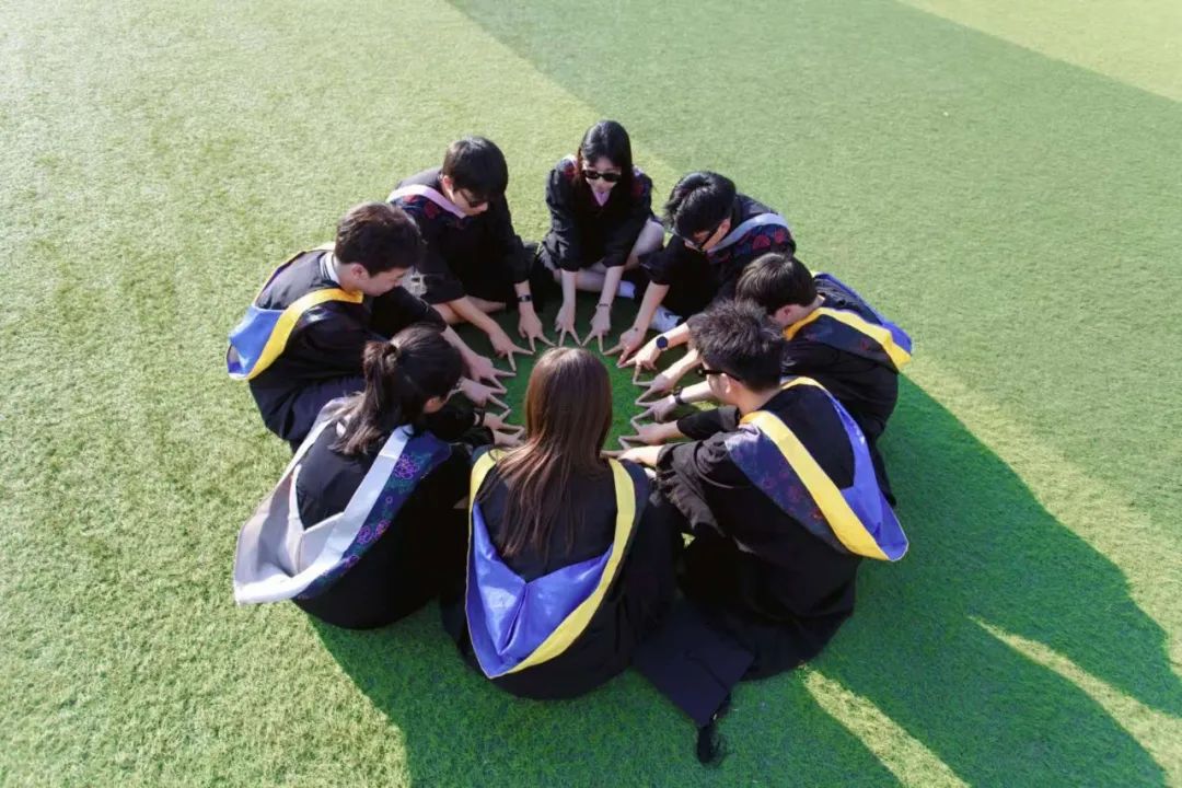 kunbura's tweet photo. Graduation vibes hit different—caps tossed, memories saved, ready for the next chapter. ； https://t.co/B0nhZk3s9M