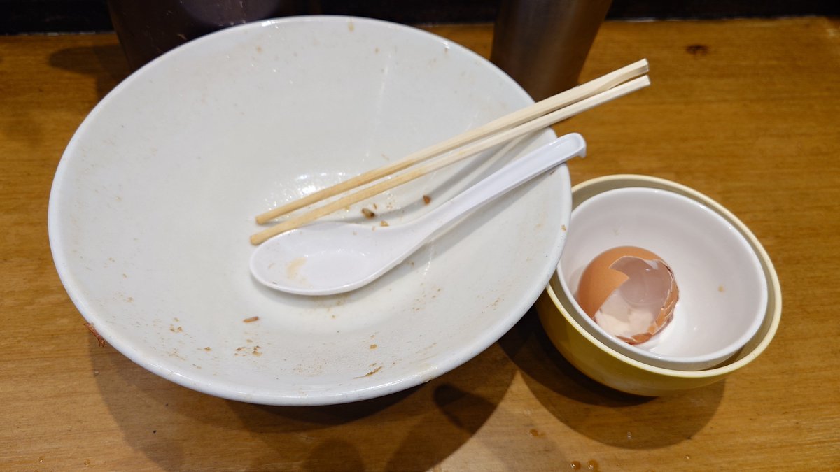 Imperial_Pork's tweet photo. 今回の散歩麺はLife is Betterさん。
出勤前にご訪問🐷🍜
毎度お馴染みのチョイスだけど､この組み合わせが最高なんよね🤔
キリッと醤油感が食べていて速攻で幸せに🥰🤘
ニコニコしつつ幸せ感じて美味しく完食😤
ご馳走様でした🐷🙏
#ラーメン
#ライフイズベター
#散歩麺 https://t.co/4OvsKQtwjI