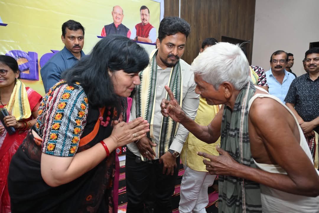AprajitaSarangi's tweet photo. With Hon’ble MLA Sri @babusinghodisha , I sat in Dhauli Gram Panchayat in Ekamra Assembly Segment yesterday.
Listened to all. Shared our plan on Development works. 
Assured the residents about our mission to serve the area as much as we can.

@PMOIndia https://t.co/qafSH3AwmI
