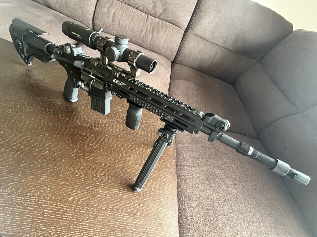 atuwo_sun's tweet photo. わたくしのガスブロM4とAKM
余計なアタッチメントは付けず
余計な色は足さずに
がポリシーな自己満エアガンです。
サバゲーは雑魚です！ https://t.co/Bv4Xkua9PO