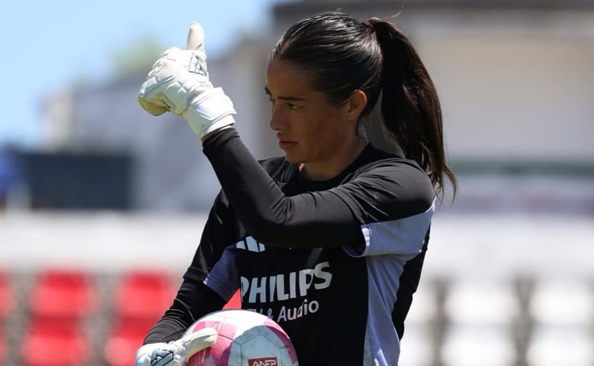 HayArqueros's tweet photo. Arquera de la semana 🧤
Ryann Torrero, tricampeona con Colo Colo (2023-25), sumó 350 días sin recibir gol en el torneo local. El 2025 llegó a semifinales de la Libertadores Femenina con cero goles en contra. El arco femenino también tiene grandes historias. #HayArqueros https://t.co/qCisdHPkoJ
