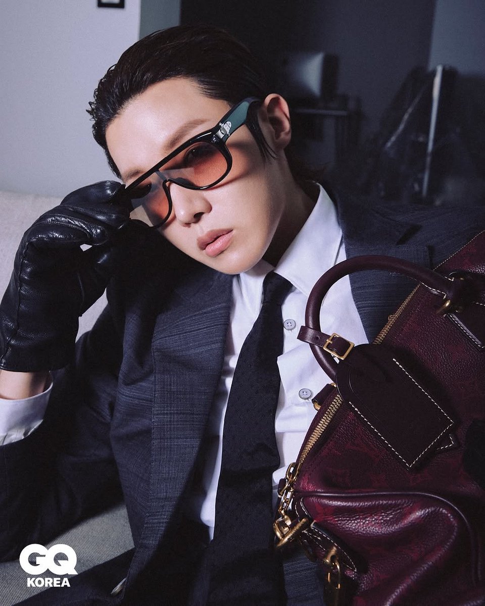218_archive's tweet photo. GQ Korea @/gq_korea instagram 
——
#협찬 𝙂𝙌 𝙆𝙊𝙍𝙀𝘼 𝙎𝙀𝙋𝙏𝙀𝙈𝘽𝙀𝙍 𝙄𝙎𝙎𝙐𝙀 𝙒𝙄𝙏𝙃 𝙅-𝙃𝙊𝙋𝙀
“이제는 그런 느낌이에요. 뮤지엄에 가서 작품을 보며 영감받고, 그걸 스스로에게 어떻게 적용하고 표현할지 생각해 보곤 하잖아요. 저희 방탄소년단도 그런 것 같아요. 일곱 멤버 모두가 예술가이고, 각자의 작품이 있는 아티스트인 거죠. 각자가 그리고 구상하는, 생각하고 표현하는 모든 게 다르기에 매번 신기하고 배울 점이 많아요. 시간이 지날수록 멤버들로부터 배울 점이 더 잘 보이는 것 같아요.” 
서로가 서로의 팬으로서 존경하고 영감을 주고받는 관계. 배움 가운데 멈추지 않고 나아가는 제이홉의 지금을 <지큐> 9월호에 기록했습니다.
-
@/uarmyhope @/bts.bighitofficial @/louisvuitton #JHOPE #제이홉 #LOUISVUITTON #루이비통 

🔗: (https://t.co/IYU94Idse5)