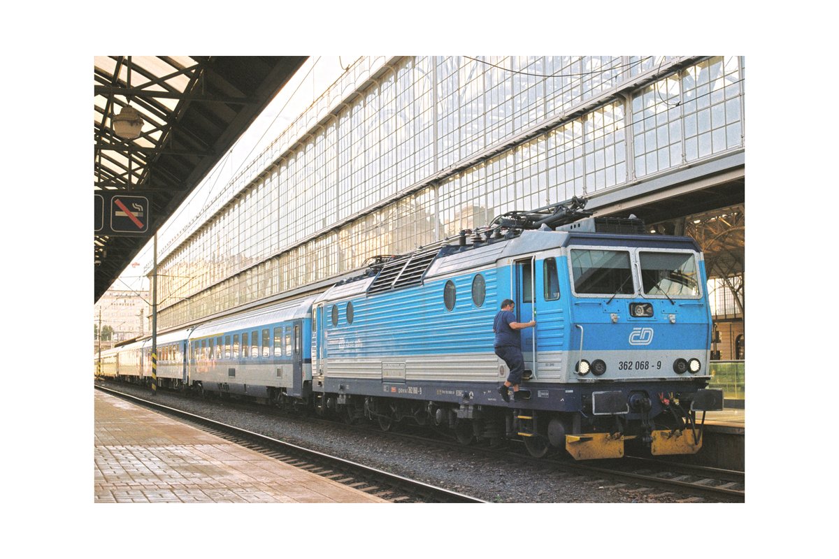 TAIYUANFORWARD's tweet photo. 鉄道写真撮影 個人的な体験
チェコ、ハンガリー：乗務員は概ね熱心で友好的で、撮影時にはヘッドライトを点灯したり手を振って挨���したりします。さらには、積極的に話しかけたことで親しい友人となった乗務員もいます。しかし、撮影中に私に中指を立てた方もいらっしゃいました。 https://t.co/FsNPk8KQt1