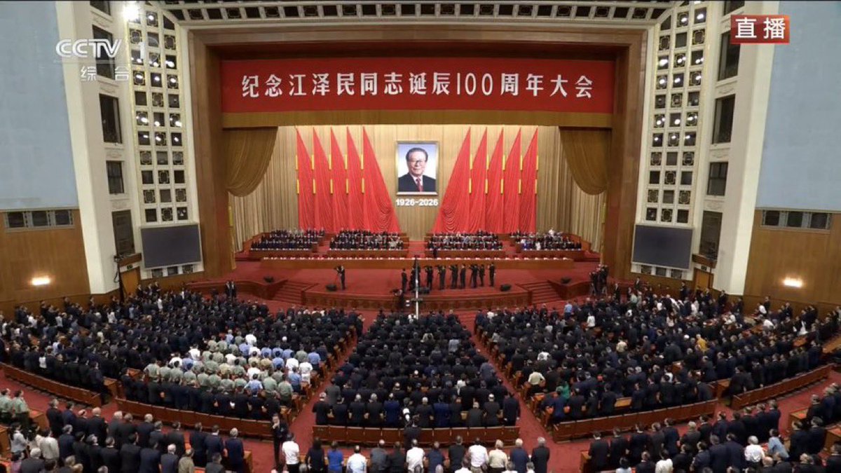 cskun1989's tweet photo. 习近平在纪念江泽民诞辰100周年大会上，罕见公开提及1989年“政治风波”，并称江泽民当年“坚决拥护和执行党中央正确决策”，这句话的政治分量，远超过一般的历史回顾。六四鎮压终结了赵紫阳的政治生命，却成为江泽民从上海跃升中共最高权力中心的关键转折。习近平今天不仅不回避这段历史，反而将江当年的选择列为政治功绩，实际上再次确认了中共对六四的基本政治定调，当中共的统治地位受到挑战时，政权安全高于一切！哪怕对手无寸铁的学生大开杀戒！

习近平表面上是在纪念江泽民，实际上是借江泽民宣示自己的执政治规矩。江泽民被习近平肯定的，不是所谓的改革开放，而是在决定中共政治命运的危机时刻，江泽民选择了“站稳立场、服从中央、维护稳定”。这无疑是说给今天在座的中共大佬和全党全军听的，关键时刻，绝对忠诚就是最大的政治。

江泽民的历史命运与六四有着无法切割的联系。可以说，他是在六四的血色背景中登上中共最高政治舞台；而37年后，习近平又亲自把这段历史写进江泽民的正面政治遗产。而真正值得警惕的信号正在这里：在习近平的历史叙事中，六四不是一个等待平反的民族创伤，而是一场证明中共强力维稳正确、检验官员政治忠诚度的重要指标。

纪念的是江泽民，重新宣示的却是中共面对政治挑战时从未改变的权力逻辑。
