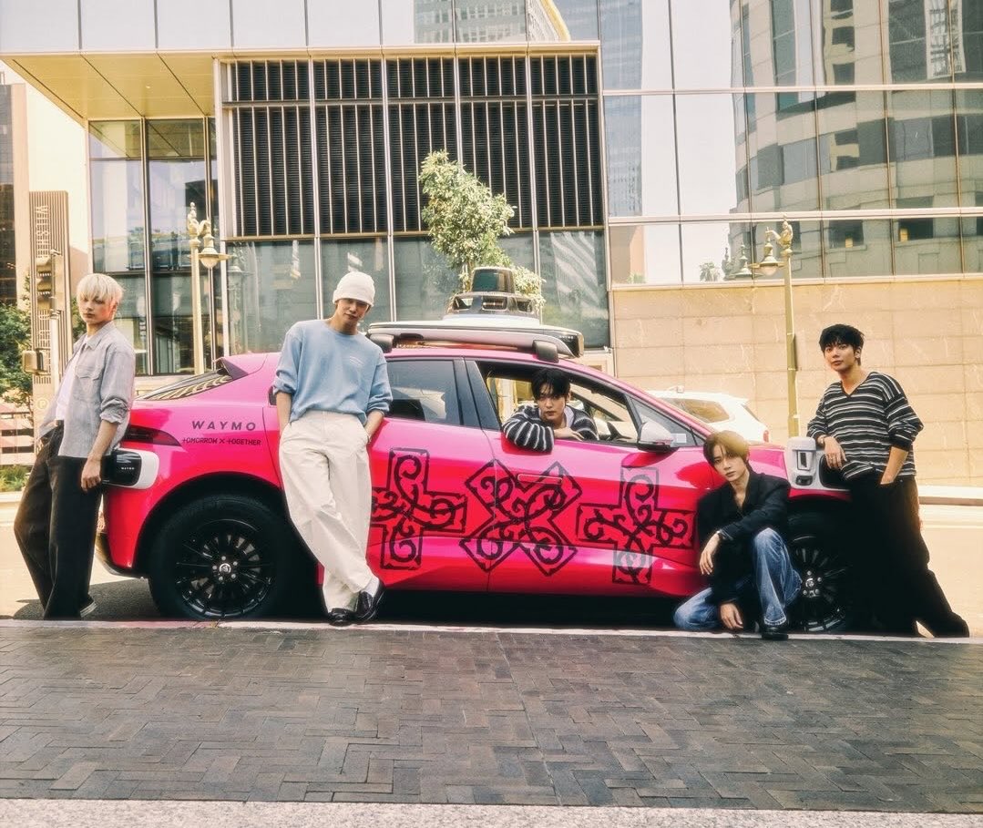L0VELYBEOMIE's tweet photo. NO WAYYY OMG WE GOT THE MEMBERS POSING WITH THE ICONIC TXT WAYMO??? 😭😭 https://t.co/Rj7pqzQGvj