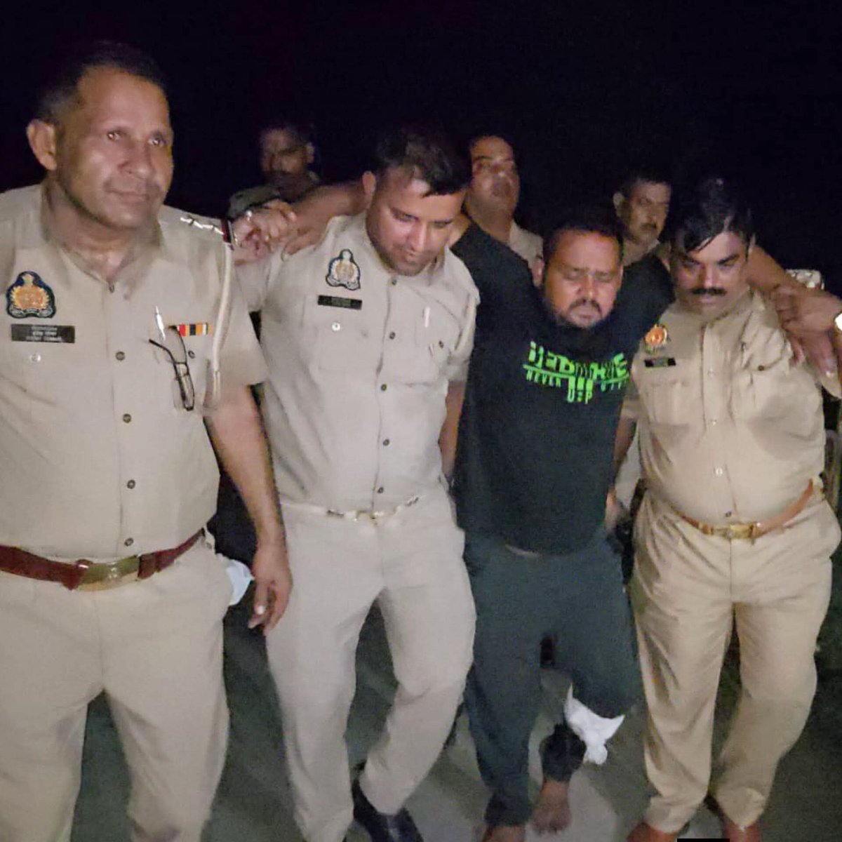 Chandan49973096's tweet photo. पुलिस मुठभेड़ में 10 हजार का इनामी बदमाश गिरफ्तार, पैर में लगी गोली

शाहजहाँपुर के तिलहर सर्किल क्षेत्र के थाना जैतीपुर पुलिस द्वारा पुलिस मुठभेड़ में 10 हजार का इनामी बदमाश गिरफ्तार, पैर में लगी गोली
#upnews https://t.co/tBRwq3qD9k