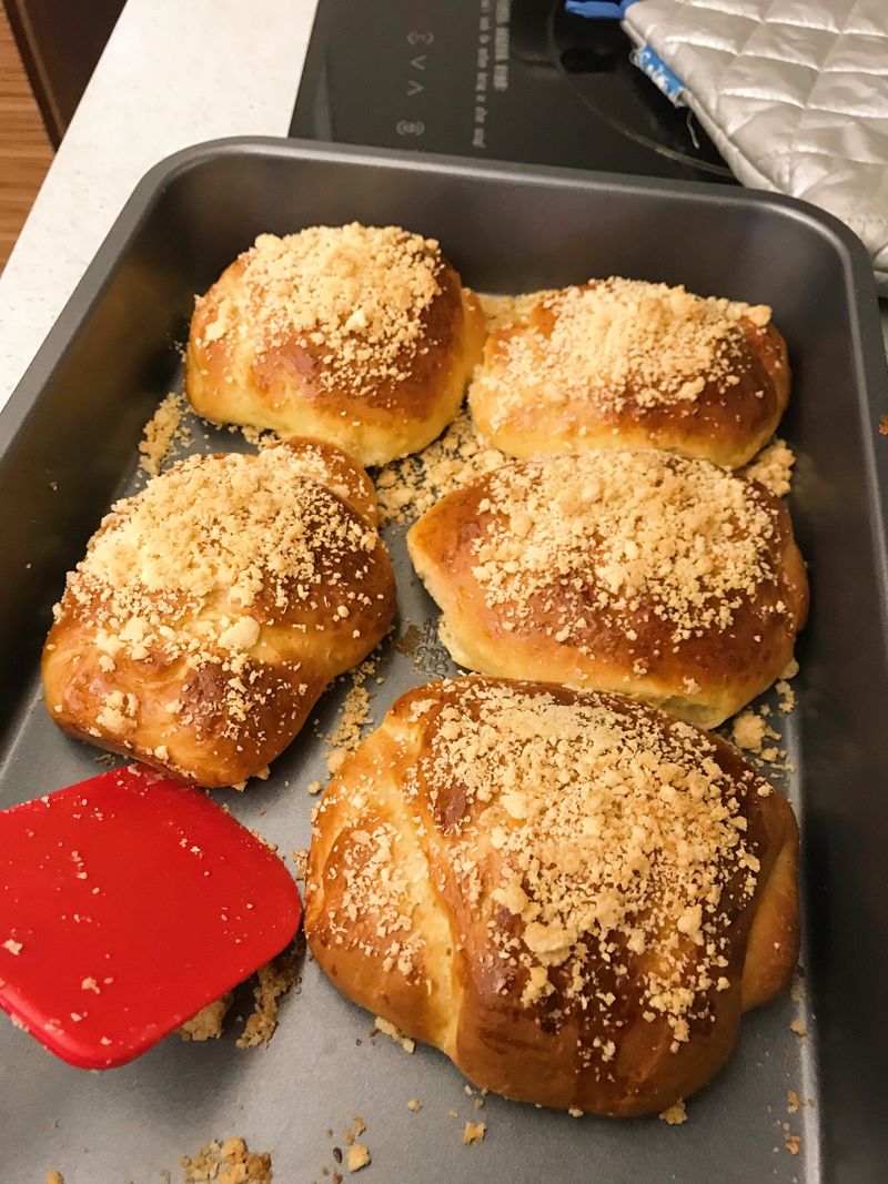CBesinghe's tweet photo. Just made the fluffiest vanilla sour cream muffins in my tiny kitchen  The smell + taste = pure cozy weekend win! Who’s baking something good today https://t.co/rrQFNT4FLF
