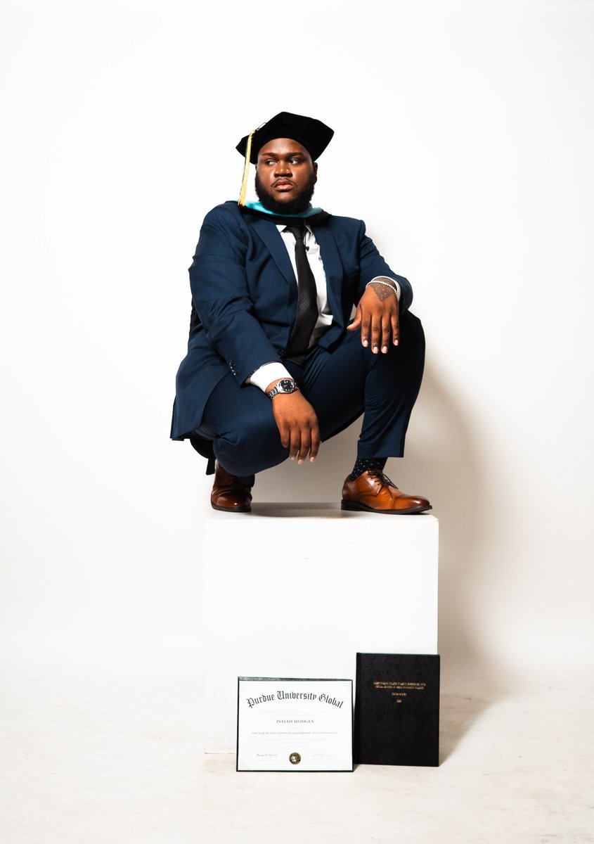 itzZaytoven's tweet photo. Look mama I made it... 🎓

#DoctorHodges https://t.co/8Cmztj24qt