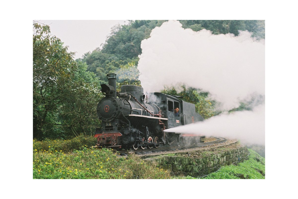 TAIYUANFORWARD's tweet photo. 鉄道写真撮影 個人的な体験
中国（非国鉄）：乗務員は一般的に鉄道に興味を持ち、許可が得られれば例外的に機関車に乗る機会さえあり、非常に素晴らしい体験です。 https://t.co/rQoWZyEl54