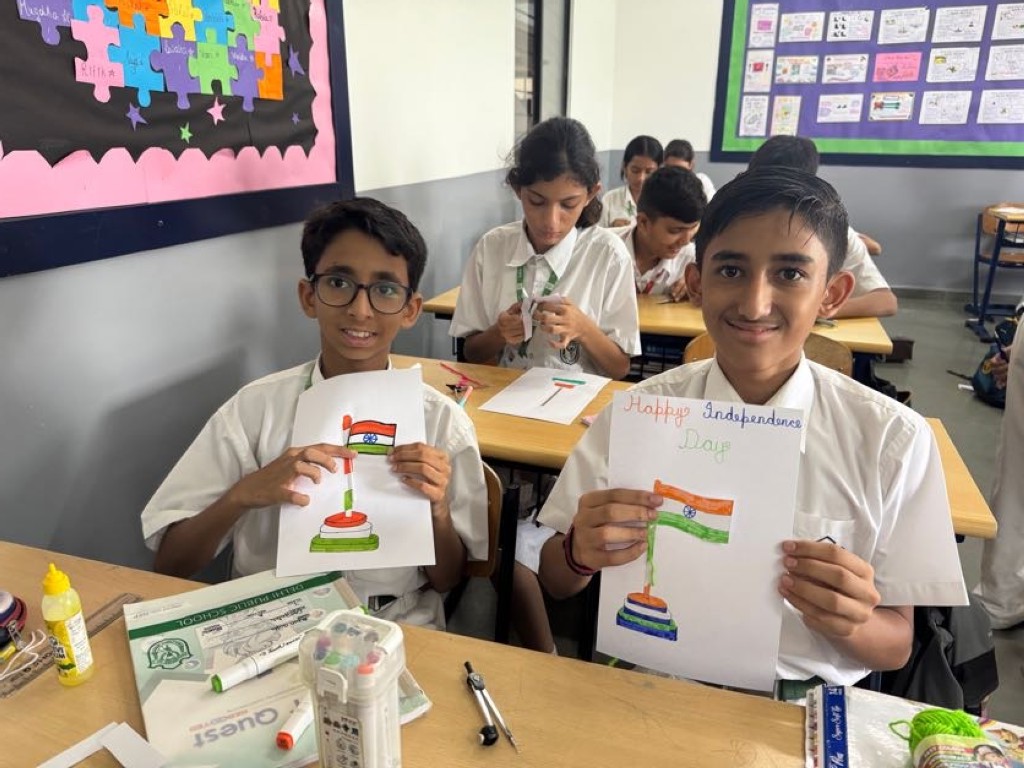 DPSTapi's tweet photo. 🇮🇳 Students of Classes VI–XI celebrated Independence Day through creative activities—from Tricolour badges and cards to patriotic calligraphy and bookmarks—expressing their love for India through art and creativity.
#DPSTapi #IndependenceDay #JaiHind https://t.co/ZP5JxbAfJ2