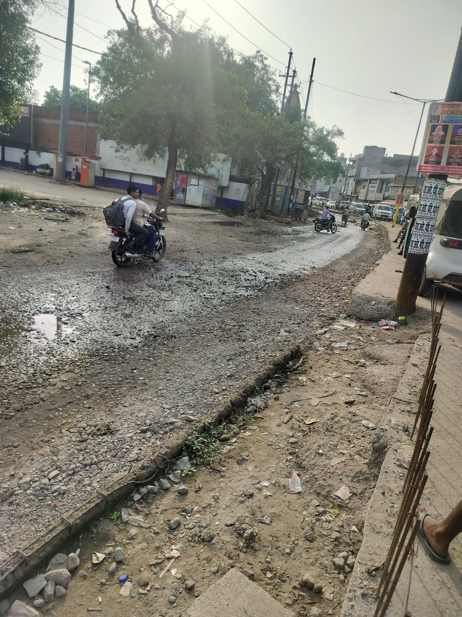 ArvindG24199015's tweet photo. @myogiadityanath @CMOfficeUP @kpmaurya1 @NandiGuptaBJP @dmgbnagar , Sir..This road is getting Constructed from last 1 years with stretch of around 2 Km but till date it is not completed. Dist - GB Nagar, Gr. Noida, Surajpur , Near to Vishal Mega Mart - Indian Oil petrol pump https://t.co/LPIUau7Nrt