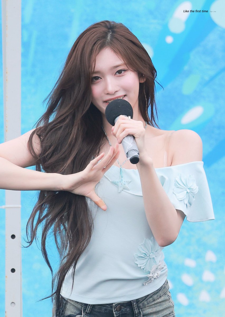 swmando01's tweet photo. @first_iz121 Do you umean the bandaid on her thumb https://t.co/S8ArAktsgW