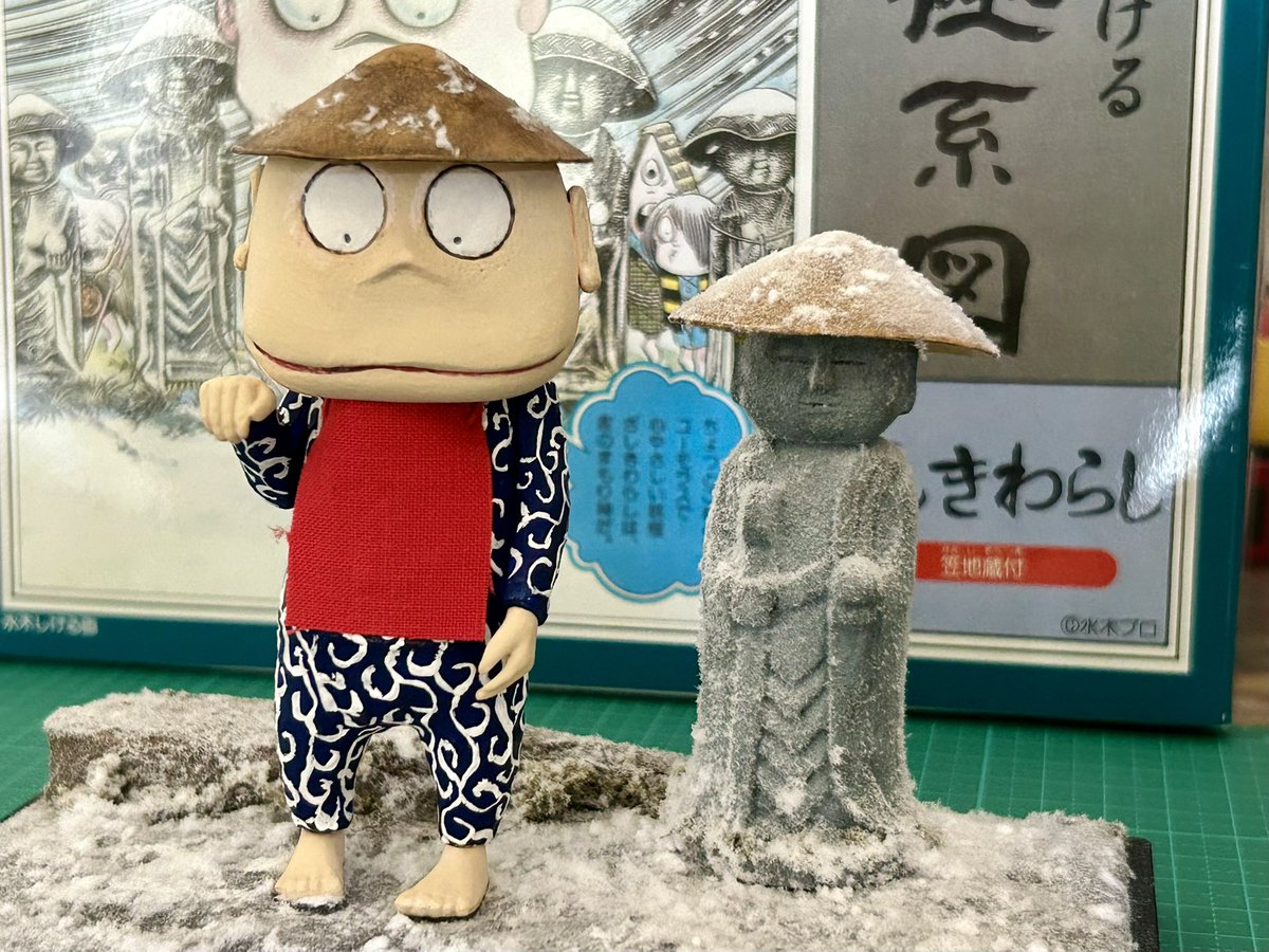 okz_san's tweet photo. 妖怪系図ざしきわらし完成しました。
物語の背景が「笠地蔵」らしく、お地蔵さんが付属します。ざしきわらしの服の柄は唐草模様ですが、実家にあった風呂敷の色（紺）にしました。情景は市販の材料を使って凝ってみました。
#童友社 
#水木しげる https://t.co/ikSxYwSrMP