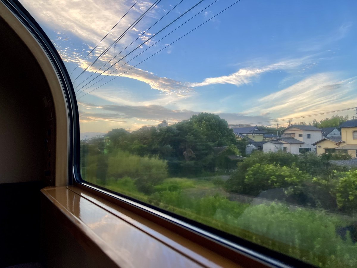 temmy1967's tweet photo. 【2026夏の乗り鉄たび⑯】
この夏、最後の列車は寝台特急サンライズ。今回サンライズのチケットが取れないと思ったくらい苦労した。すごく取りにくくなっているのは事実だ。最後の最後で上りが取れたけど。下りは全滅だった。この日はうちらの前を92号が走っていたらしい。いつか乗りたい #乗り鉄 https://t.co/kqfwAVvwQ9
