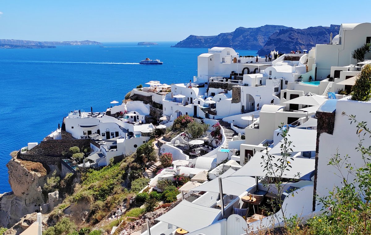 DarlaRinge's tweet photo. Just caught the golden hour on Santorini’s cliffside! The white-washed buildings against the Aegean blue Total travel bliss  Already counting down my next Greek escape. https://t.co/YeJczxEOLL