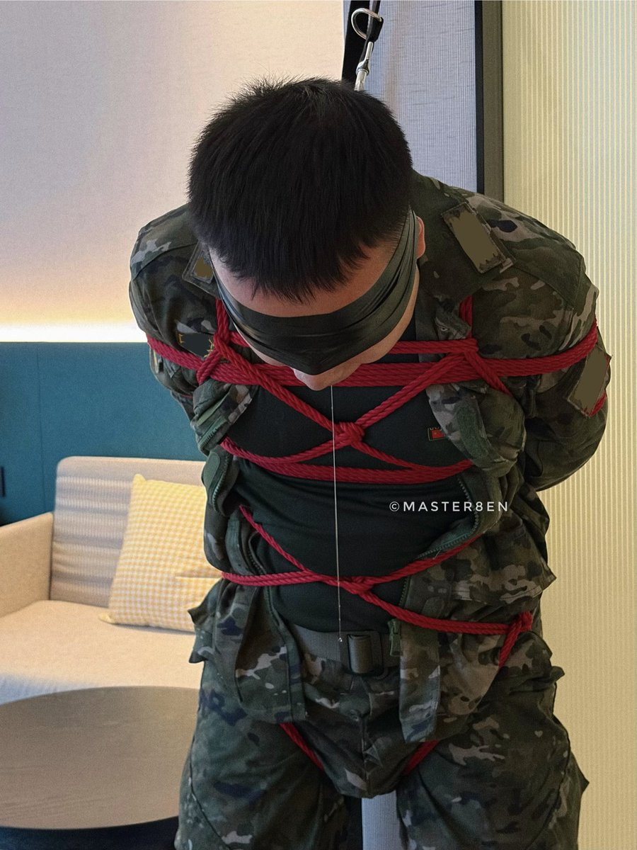 master8en's tweet photo. 特战队员 @Carrott_M 不幸落入敌手，蒙住双眼用红绳紧紧捆绑双臂，并且被扒开了迷彩裤。这明显是为了摧毁其心理防线所采取的手段，剥夺其行动自由、试图从精神上进行羞辱。尽管身处绝境，他依然咬紧牙关绝不屈服！

可是接下来迎接他的会是什么呢…😈

#捆绑 #水墨迷彩 #束缚 #鞭打 #审讯 https://t.co/B5vaBohy9d
