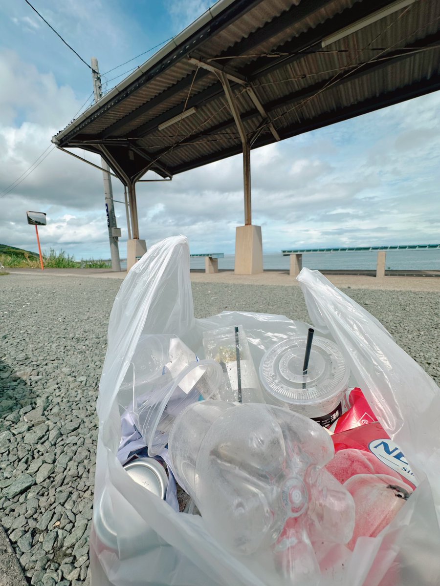 shimonada_life's tweet photo. 【拡散希望】
日本の方だけでなく、海外から旅行で来られる方にもどうか届きますように⋯

朝しもなだ運動公園から下灘駅周辺道路を歩いて拾ったゴミと吸い殻です🗑🚬
地域の方がボランティアで清掃してくれてもこれだけのゴミが落ちています😔

綺麗な景観を見に来たのにゴミが落ちていたらどうでしょう﹖
ご自宅の前で火のついたままの吸い殻を捨てられていたらどのように感じるでしょうか

ご自身の出したゴミは所定のゴミ箱へ捨てるか持ち帰るようお願いいたします😔🙏🏻

これからも美しい下灘駅を守っていきたい

そのためにもどうかルールやマナーを守っていただけると嬉しいです🥺

よろしくお願いいたします😌

#下灘駅
#ブルバ100