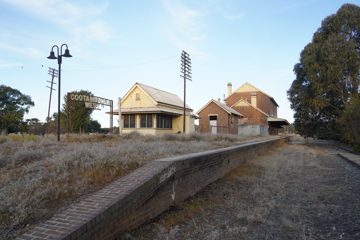 AunzRailfan's tweet photo. Cootamundra West駅は1983年に廃止となったLake Cargelligo railwa支線の旅客駅で、1911年建造のレンガ造りの駅舎等が今も残されています。
オーストラリアのこの手の廃墟では珍しく、落書きが無い綺麗な状態を保っています。
構内の配線図はCootamundra歴史資料館で確認することができます。 https://t.co/6kZ4ByOZeU