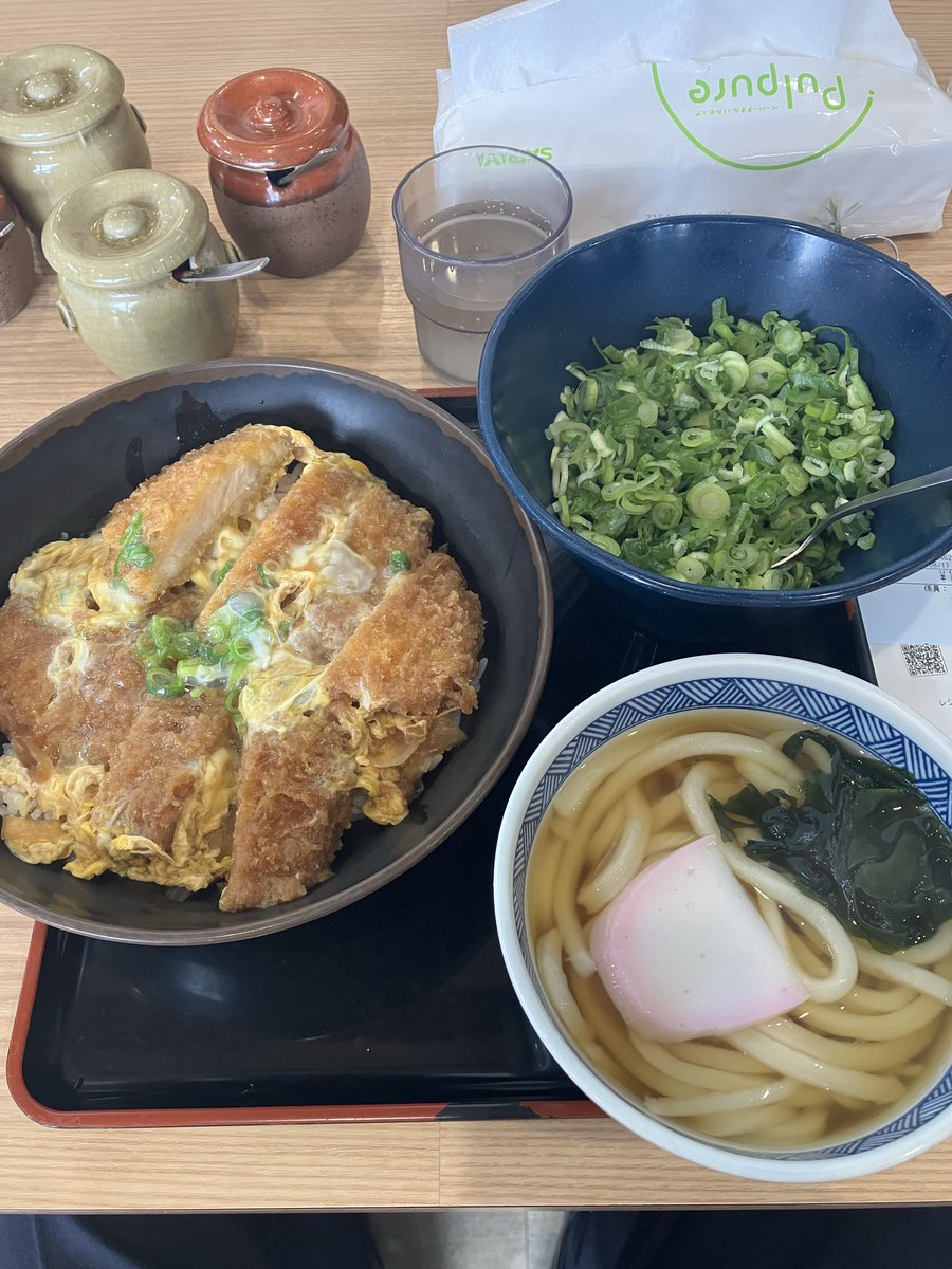 EMRidingClub's tweet photo. 仕事始め
こんな嫌な日はカツ丼とうどん
最高に美味い
ちなみに卵は苦手 https://t.co/1emjcWzyiO