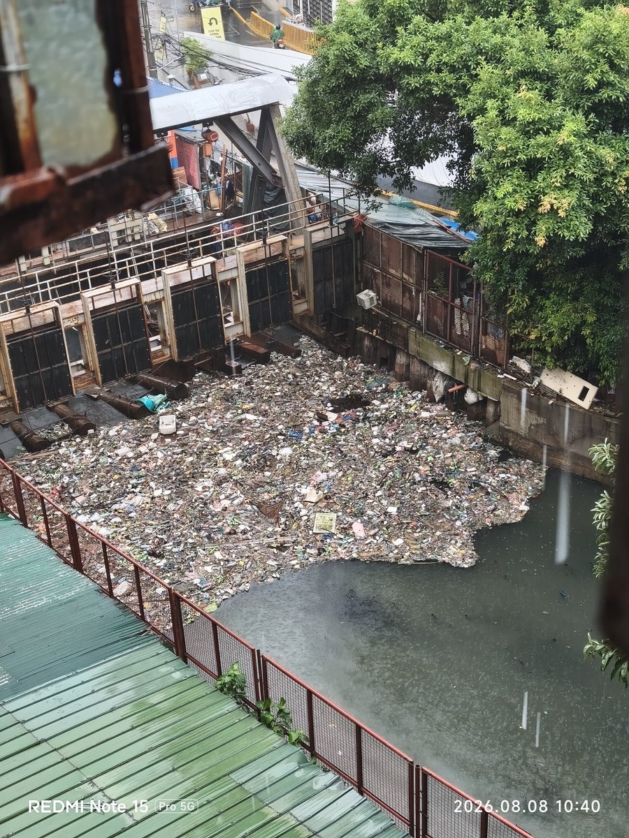 daddymigzzz's tweet photo. Help needed! Shots taken 8/8 &amp; 8/17. Along Estero de Magdalena.

@MMDA https://t.co/H6NdZbc30v