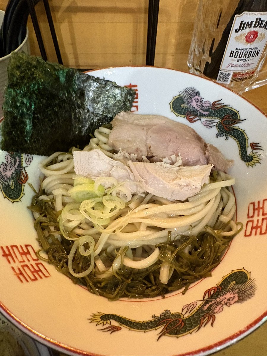 gaugaow's tweet photo. 煮干そば  平八
イカそばが食べたくなったら平八さん
するめイカ肝の濃厚な旨みが
怒涛のように押し寄せるつけ汁

もちろんしょっぱさはある。
でも
そのしょっぱさの奥に
しっかりと旨みがある。

食べ終えたあとに
口いっぱいに残る
イカの余韻がいい！
#濃厚するめイカ肝のつけ麺 
#めかぶ水漬け https://t.co/a1LExJvxWK