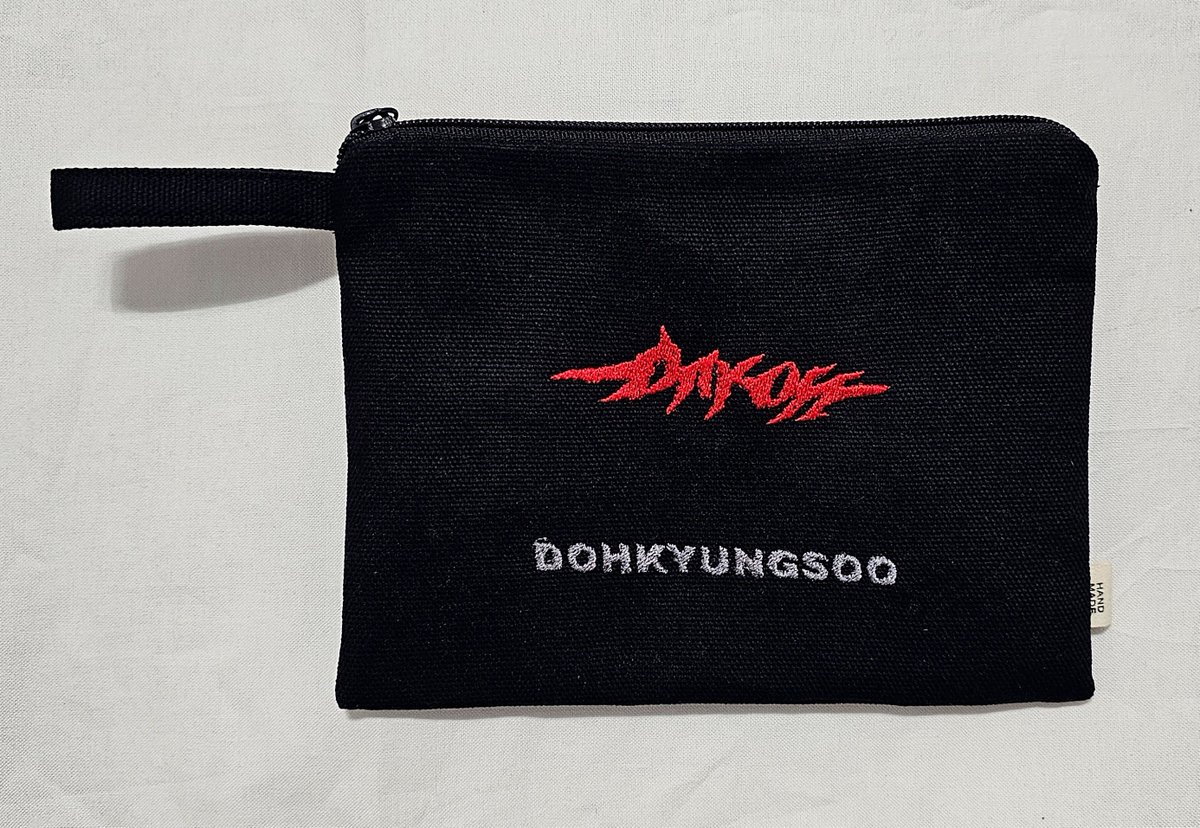 Hestia_D112's tweet photo. 🧵🪡 DAYOFF 
데이오프  파우치

검은색에 빨강 포인트라 예쁜 거 같음 
(🍀 1일 1기원 🧧 (5일차))

팬미팅 굿즈 넘 예쁘던데 ㅠ
콘서트 굿즈도 예쁘게 잘 뽑아주세요~~🙏

#도경수 #DOHKYUNGSOO
#DAY_OFF
#도경수콘서트
#데이오프 https://t.co/U2x6sf3Kgn
