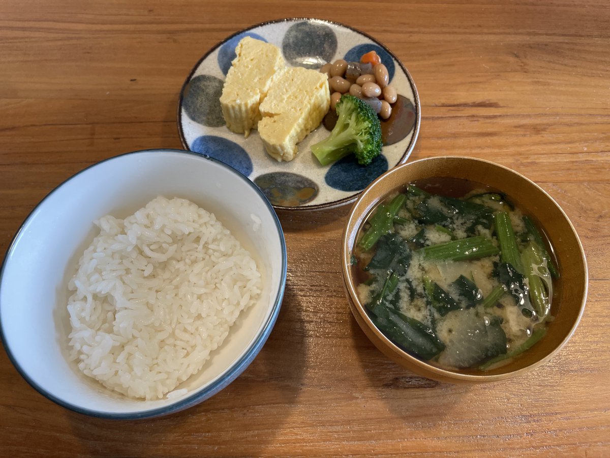 ainoue3141's tweet photo. だし巻き玉子は盛大に失敗、、割れた😔
カロリー控えめのお昼🍚、このぐらいがちょうどいいんだろうな✨ https://t.co/CX0s6KiyT9
