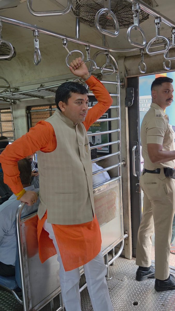 pawantripathi_'s tweet photo. पवित्र कावड़ यात्रा में शामिल होने के लिए लोकल ट्रेन से वसई के लिए प्रस्थान । https://t.co/GPeoEo7ARo