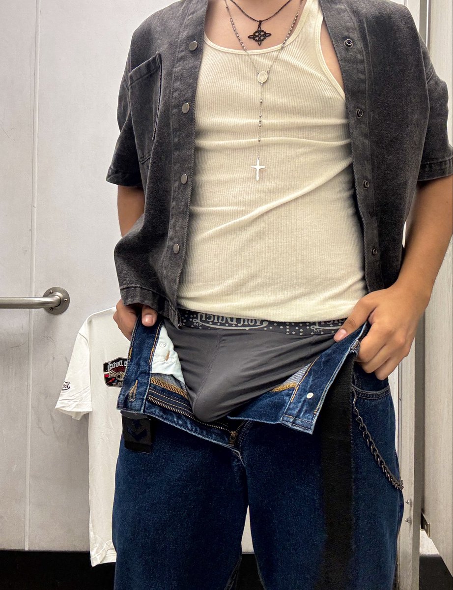 AaronDixon_'s tweet photo. creo que la persona que no dejaba de mirarme en el vestidor alcanzó a ver lo que estaba haciendo… 👀 

#sexy #gay #nsfwㅤㅤ https://t.co/uiZezRj268