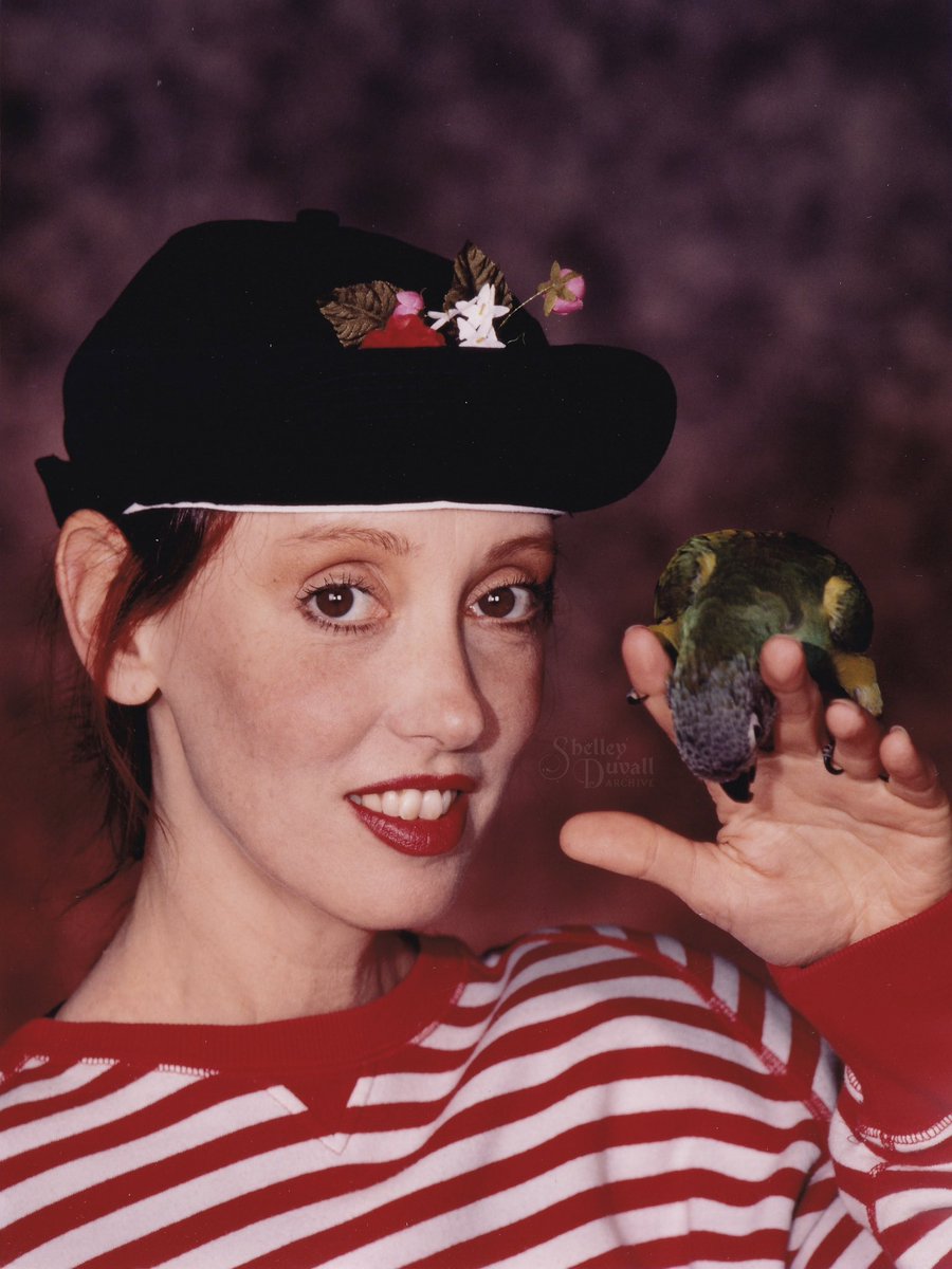 shelleyduvallxo's tweet photo. Shelley Duvall loved her pet birds. ❤️🪽 Photographed by Lynn Houston, 1990. https://t.co/xk2KrOejYu