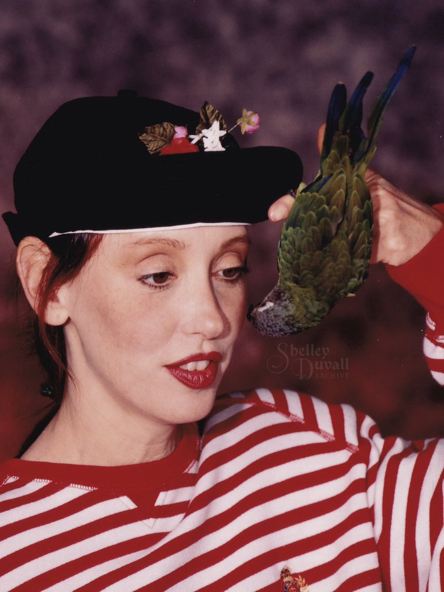 shelleyduvallxo's tweet photo. Shelley Duvall loved her pet birds. ❤️🪽 Photographed by Lynn Houston, 1990. https://t.co/xk2KrOejYu