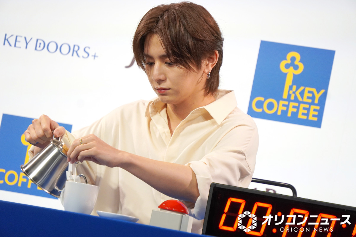 oricon's tweet photo. 山田涼介『KEY DOORS+』
ブランドアンバサダー就任会見☕
⠀
唯一のルーティンは朝のコーヒー🍃
「大好きなんです｣｢スイッチが入る」
https://t.co/PNjrrgePma
⠀
イベントで《10秒チャレンジ》❗️
「完璧だと思ってたんですけどね…」
https://t.co/hIM4kmc2hC
⠀
新CMは8/24(月)から放送 https://t.co/eso2b5Ag62