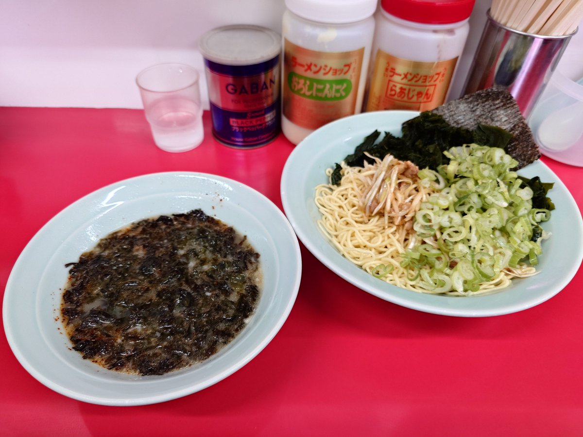 ado0217's tweet photo. 厚木市岡田
ラーメンショップ 厚木岡田店

岩のりつけ麺＋ワカメ＋青ネギ
1250＋100＋100円

辛酸っぱのつけダレと岩のりの相性がかなり良いです。
ワカメ、青ネギの量が多くボリュームも満足。 https://t.co/aZm3MvVAIf