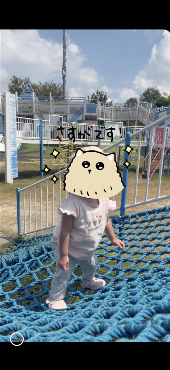 Nyatyu's tweet photo. 一歳半って身体能力抜群に��びててびっくりする。自分でネット登れる。。。 https://t.co/UwIXMZvz5r
