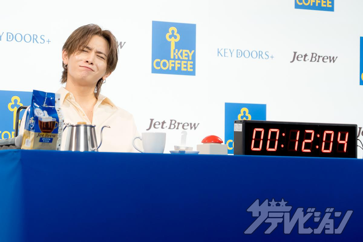 thetvjp's tweet photo. #山田涼介、毎朝のルーティンを明かす
「コーヒーを飲むことで
山田涼介の1日が始まる」

▼記事の続きはこちら
https://t.co/q4fWlMztPa

#HeySayJUMP https://t.co/j4uUfeJIuu