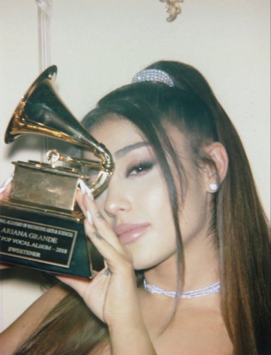 buwygfiib's tweet photo. 8 YEARS OF SWEETENER https://t.co/SClHyE72eB